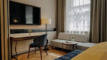 Deluxe Triple Room | Hypo-allergenic bedding, minibar, in-room safe, free WiFi
