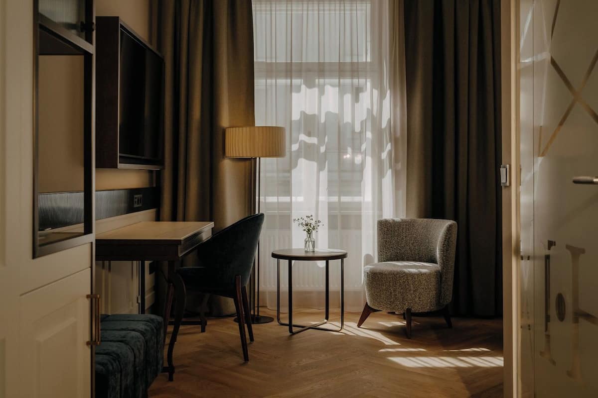 Deluxe Double Room | Hypo-allergenic bedding, minibar, in-room safe, free WiFi