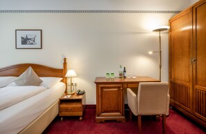 Classic Double Room | Hypo-allergenic bedding, minibar, in-room safe, free WiFi