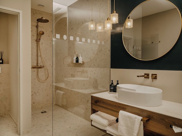 Douche, séchoir à cheveux, serviettes fournies