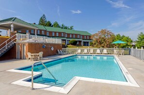 Piscine extérieure en saison