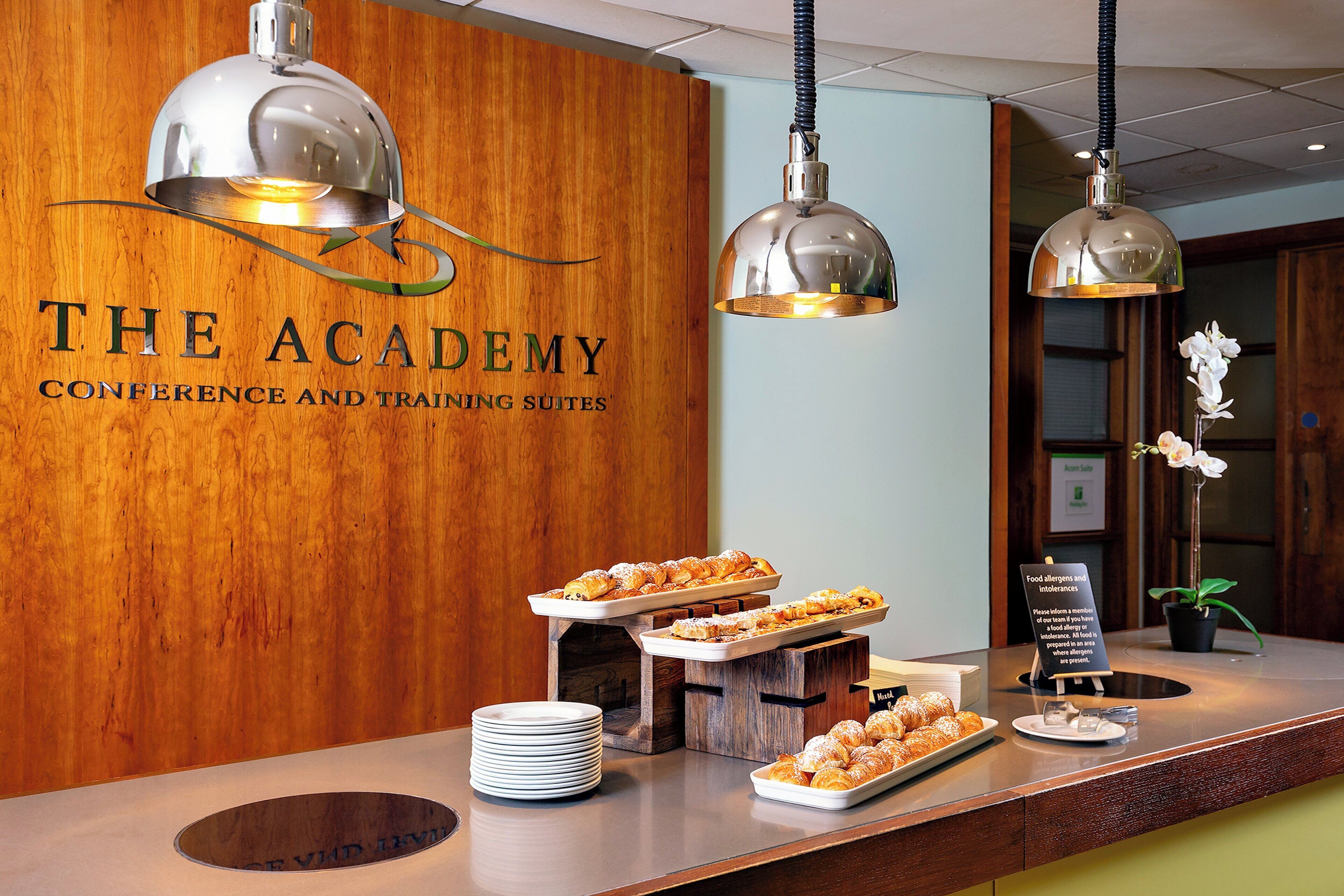 lunch, dinner, brunch served; international cuisine