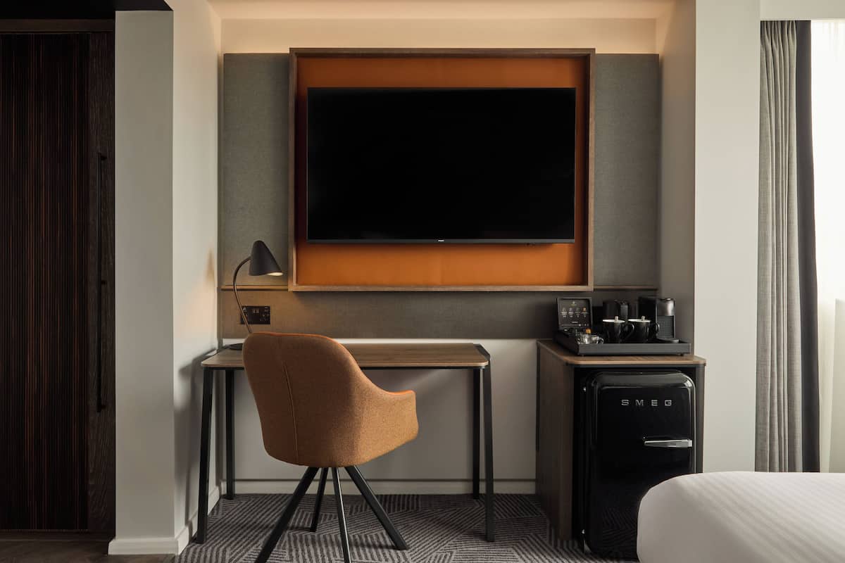 Premium Room, 1 King Bed, Corner | Room amenity