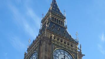 Una imponente torre del reloj con dos relojes, cada uno mostrando números romanos y manecillas.