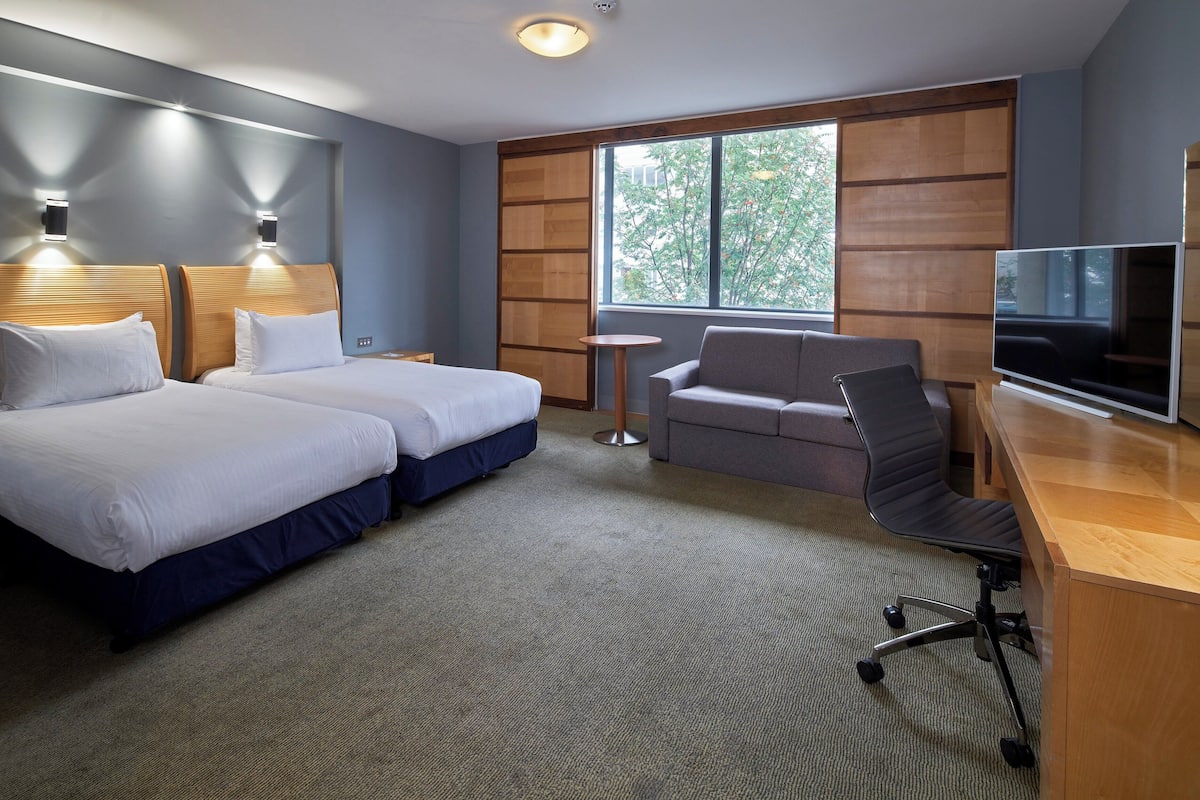 Premium-huone, useita sänkyjä | Tallelokero huoneessa, työpöytä