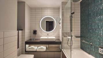 Combined shower/tub, free toiletries, hair dryer, towels