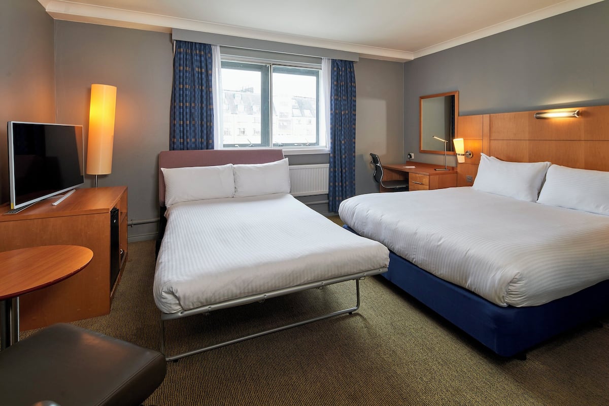 Premium-huone, 1 keskisuuri parisänky ja vuodesohva | Tallelokero huoneessa, työpöytä