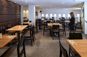 Serveert lunch, diner, brunch, internationale gerechten