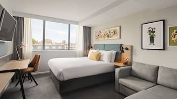 Standardrum - 1 dubbelsäng med bäddsoffa | Värdeförvaringsskåp på rummet, skrivbord och arbetsyta för laptop