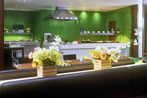 Déjeuner et dîner servis sur place, spécialités Cuisine internationale