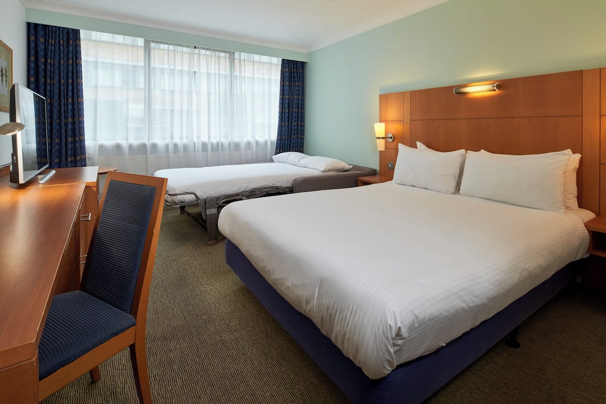 Standaard kamer, 1 tweepersoonsbed met slaapbank | Een kluis op de kamer, een bureau, een laptopwerkplek