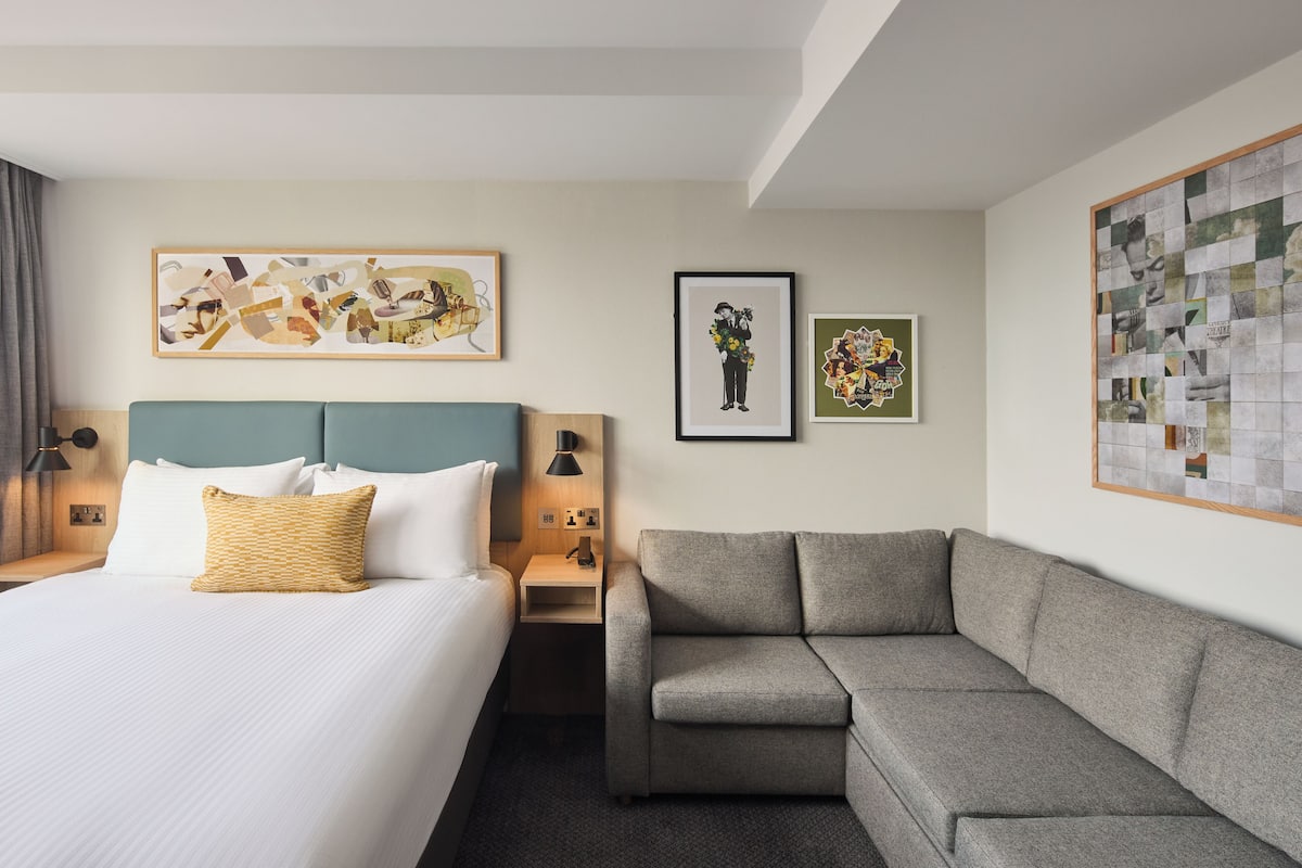 Chambre Premium, 1 trÚs grand lit et 1 canapé-lit | Coffres-forts dans les chambres, bureau