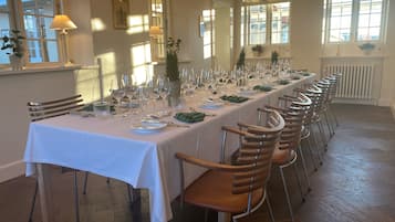 Der serveres morgenmad, frokost og aftensmad