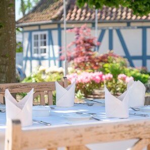 Serveert ontbijt, lunch, diner, fusion-gerechten 