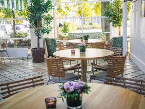 Petit déjeuner et déjeuner servis sur place, spécialités Cuisine fusion