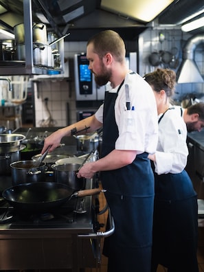 Serveert ontbijt, lunch, diner, fusion-gerechten