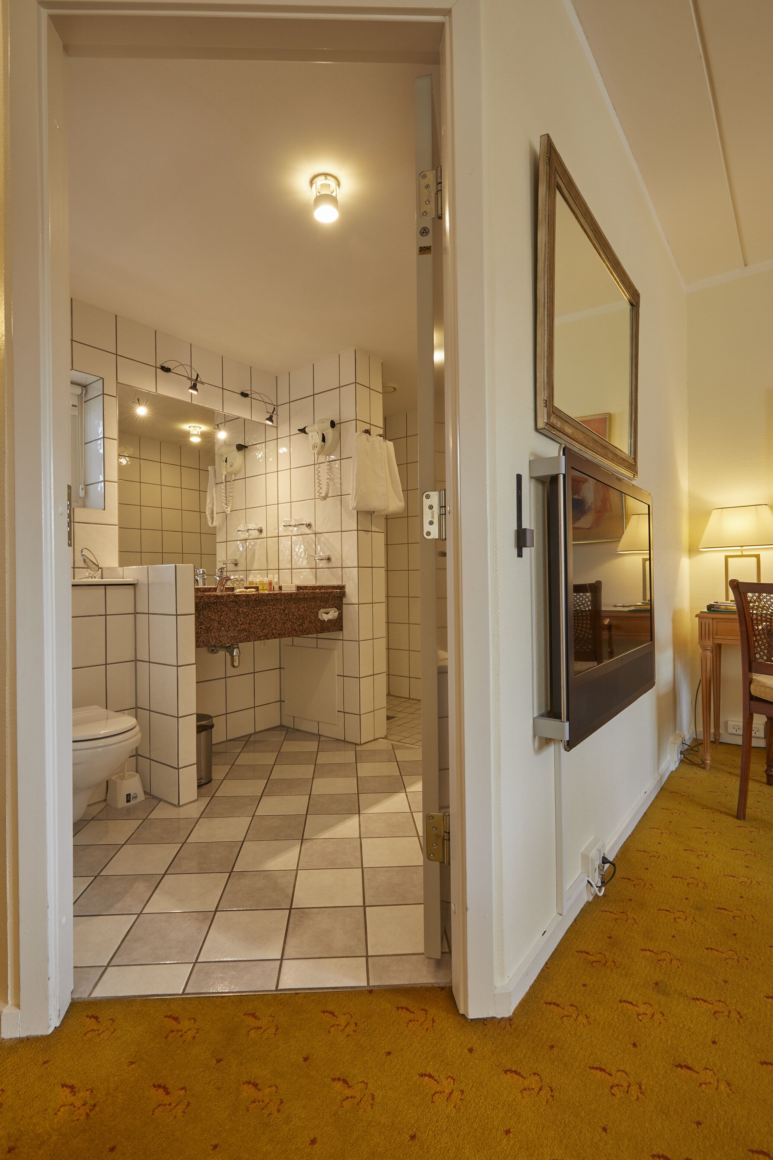 junior double room | bathroom | free toiletries, hair dryer, towels, soap