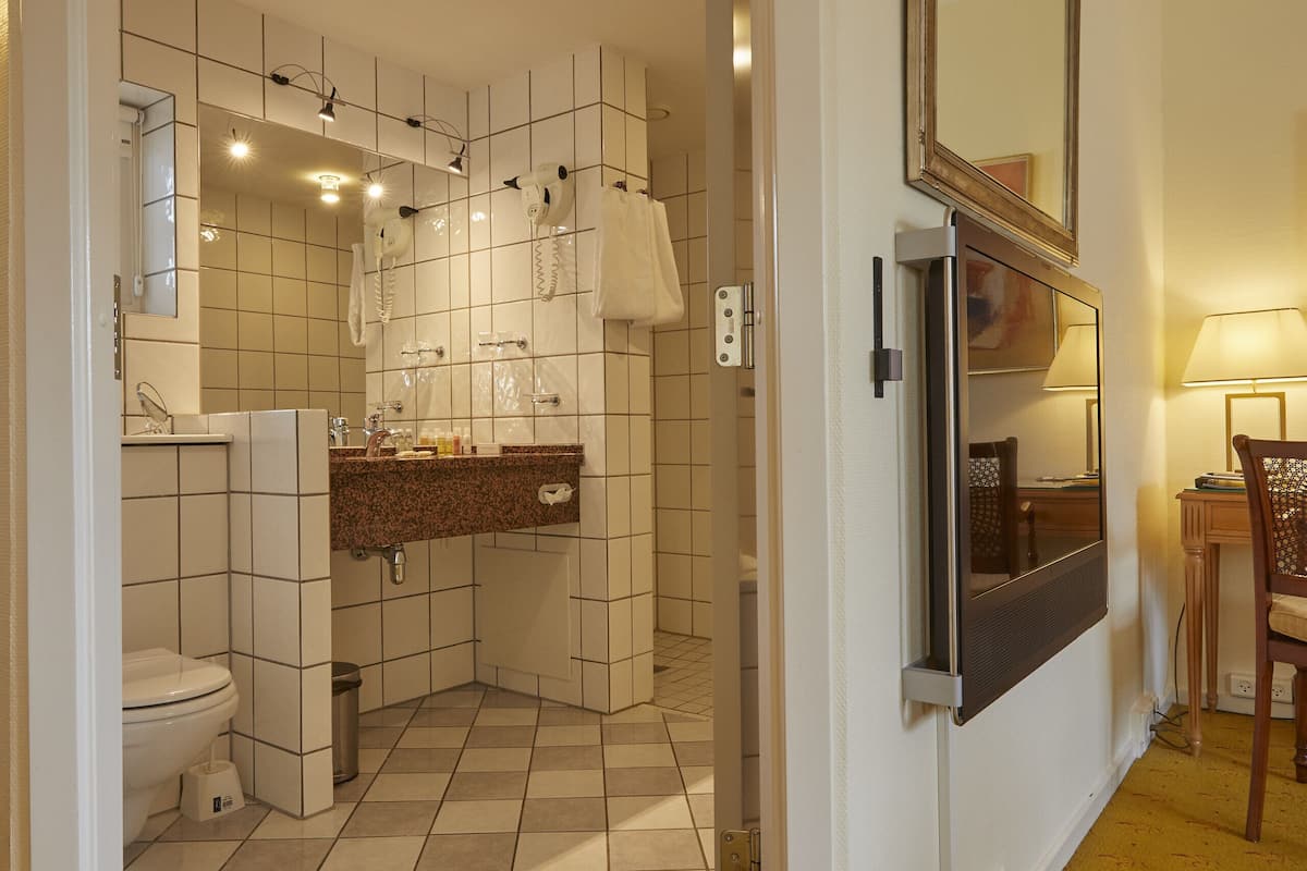 junior double room | bathroom | free toiletries, hair dryer, towels, soap