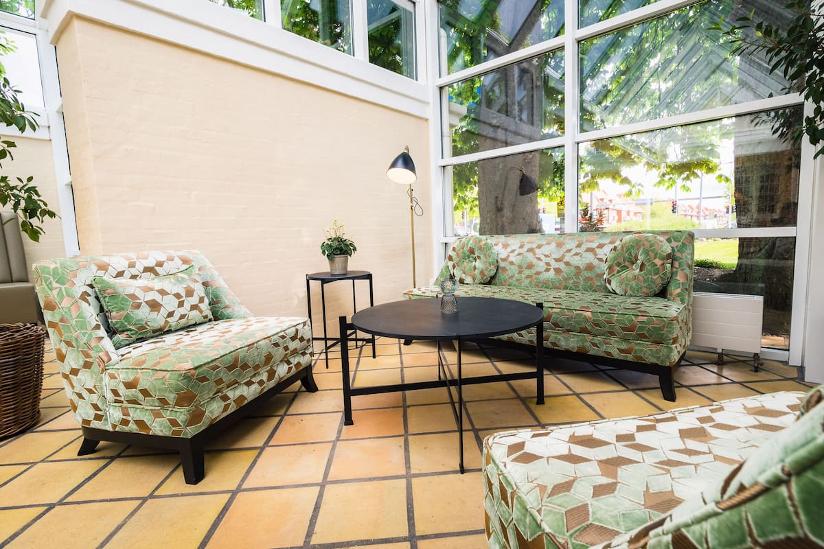 breakfast, lunch, dinner served; fusion cuisine