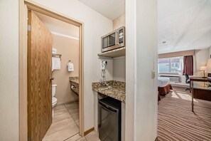 Habitación, 2 camas Queen size, refrigerador y microondas | Tabla de planchar con plancha, wifi gratis y ropa de cama 