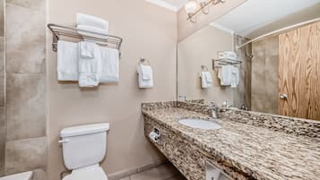 Duschwanne, kostenlose Toilettenartikel, Haartrockner, Handtücher