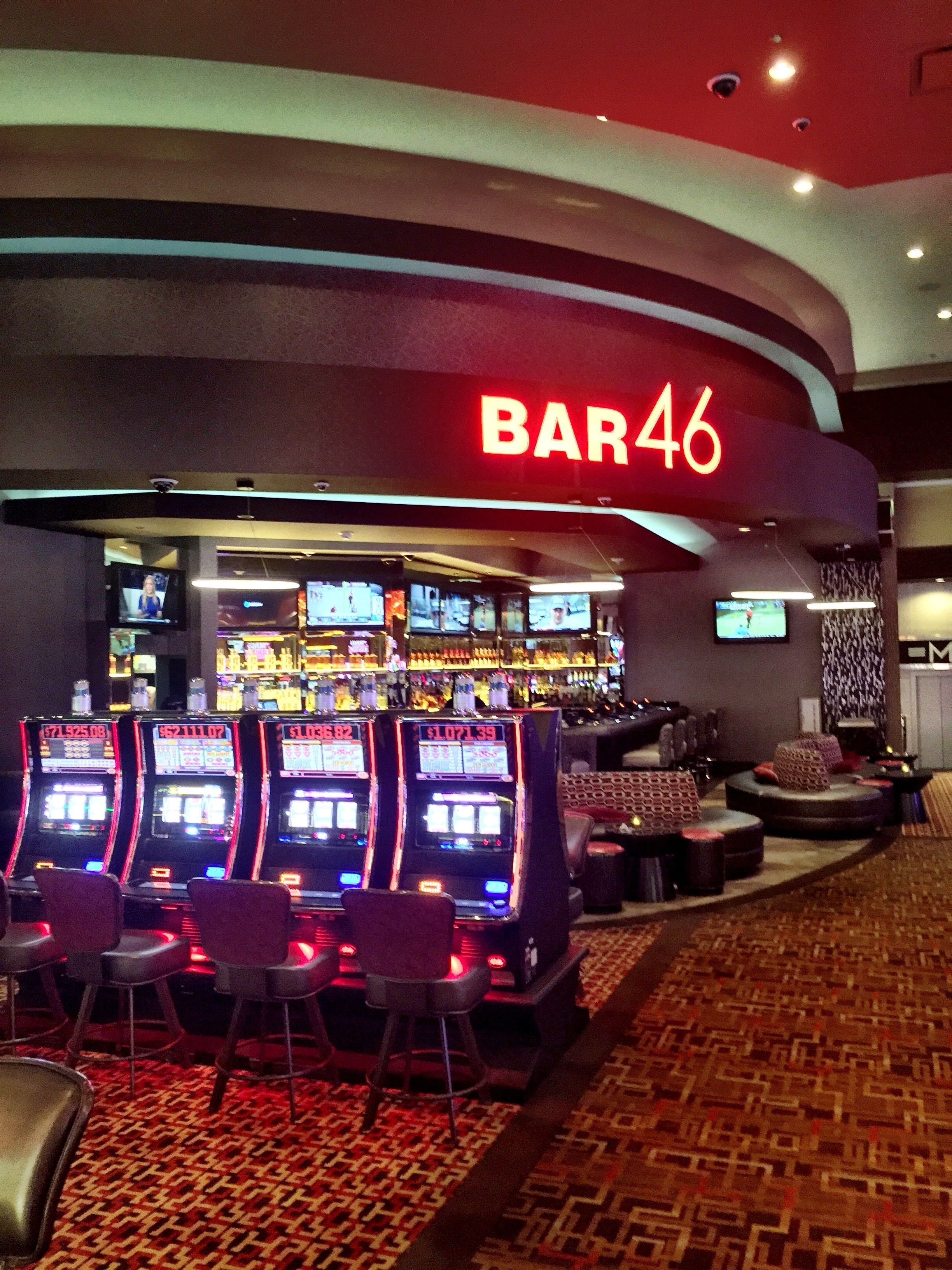 Ein Barbereich mit Spielautomaten und Barhocker.