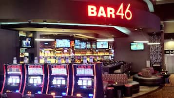 Ein Barbereich mit Spielautomaten und Barhocker.