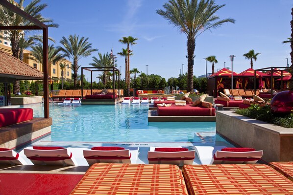 2 piscines extérieures, cabanas (supplément), parasols