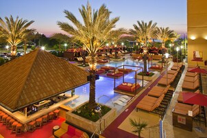 2 piscinas externas, barracas, guarda-sóis