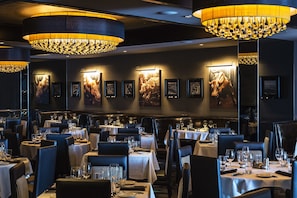 4 restaurants; breakfast, lunch, and dinner served