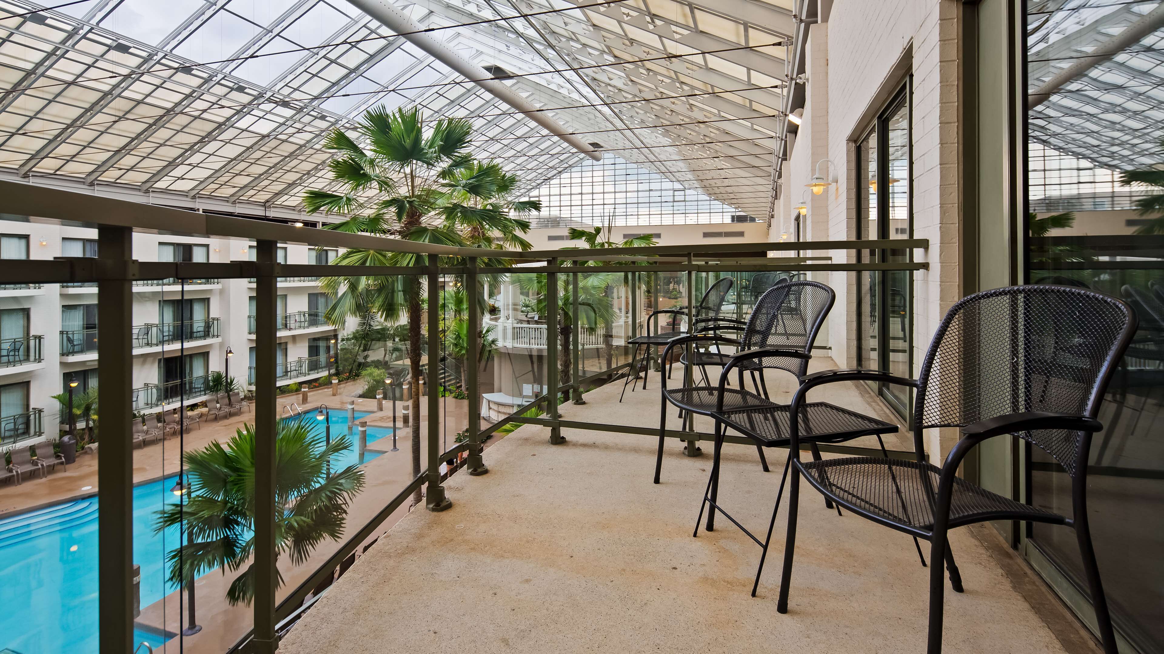 Ropa de cama de alta calidad y caja de seguridad en la habitación 