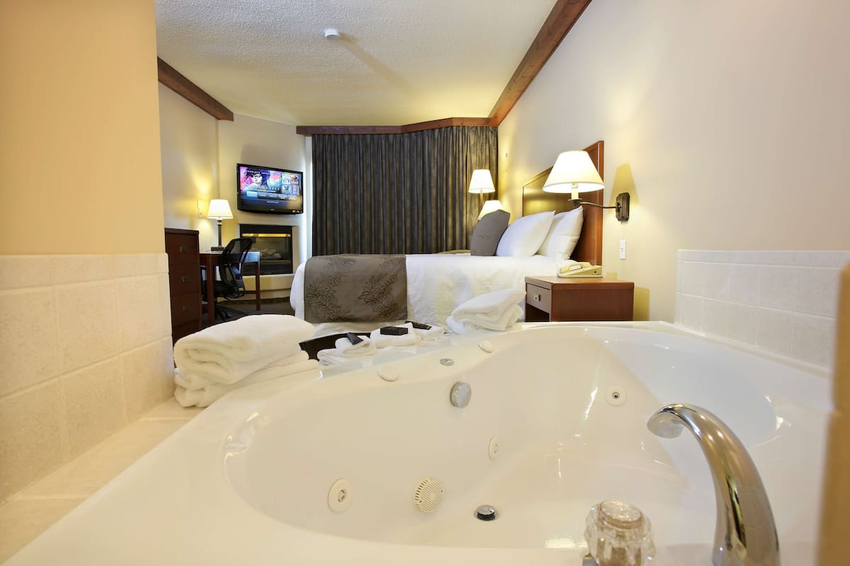suite, 1 king bed, non smoking, jetted tub | 1 bedroom, premium bedding, in-room safe, desk