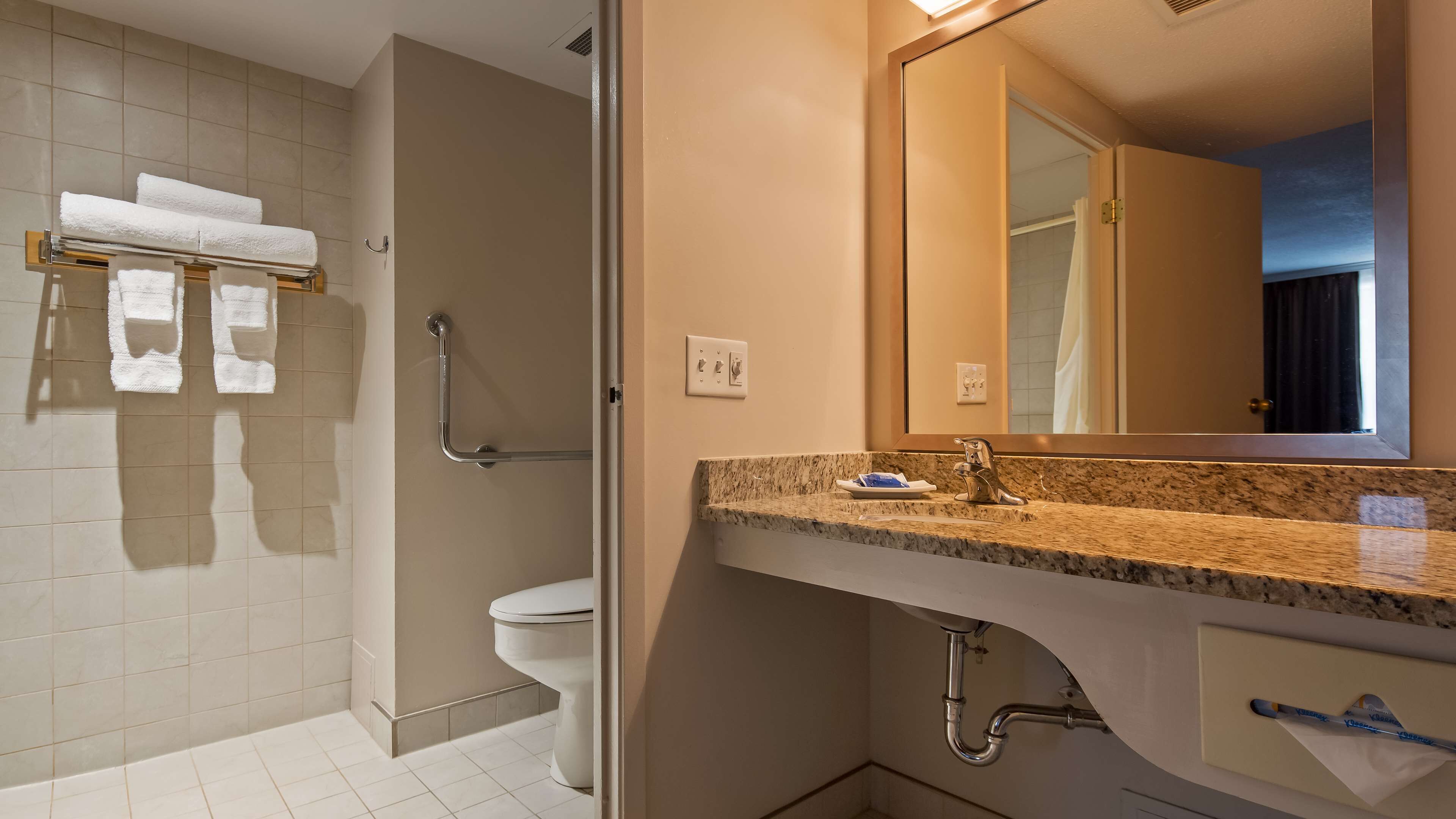 combined shower/bathtub, eco-friendly toiletries, hair dryer, towels