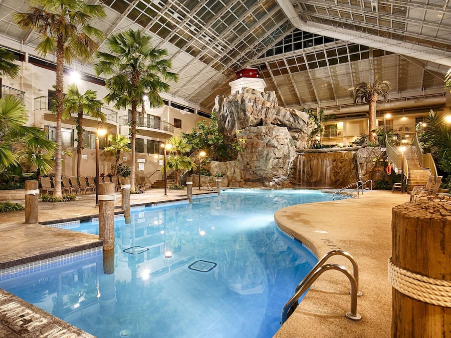 Indoor pool, sun loungers