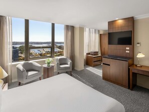 Habitación Deluxe, 1 cama de matrimonio grande, vistas al puerto | Caja fuerte, escritorio, tabla de planchar con plancha