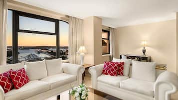 Suite Presidensial, 1 Tempat Tidur King | Brankas, meja kerja, dan setrika/meja setrika