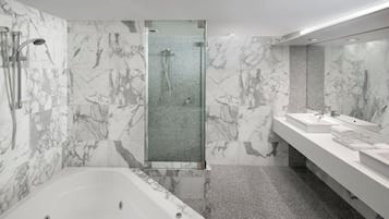 Suite Présidentielle, 1 trÚs grand lit | Salle de bain | Ensemble douche/baignoire, articles de toilette gratuits, sÚche-cheveux