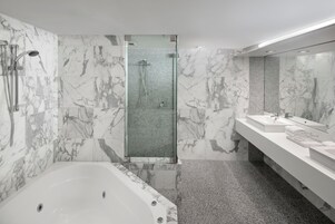 Suite presidencial, 1 cama de matrimonio grande | Baño | Ducha y bañera combinadas y artículos de higiene personal gratuitos