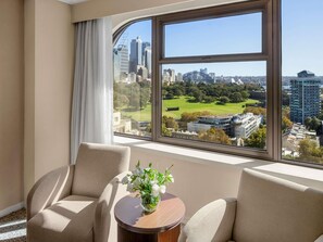 Habitación Deluxe, 1 cama de matrimonio grande, vistas al puerto | Caja fuerte, escritorio, tabla de planchar con plancha