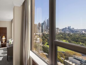 Habitación Deluxe, 1 cama King size, vista al puerto | Caja de seguridad en la habitación y escritorio
