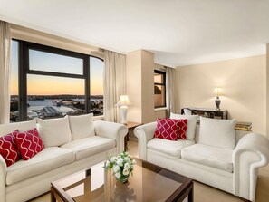 Suite presidencial, 1 cama de matrimonio grande | Caja fuerte, escritorio, tabla de planchar con plancha