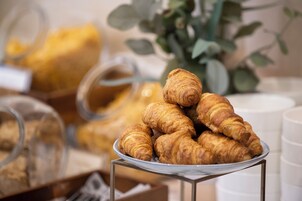 Se ofrece un desayuno bufé todos los días (por un coste adicional)