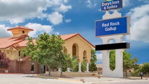 Señal de Days Inn & Suites con un letrero de Red Rock Gallup debajo.