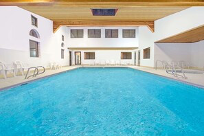 Indoor pool - Days Inn & Suites by Wyndham Red Rock-Gallup (Gallup)