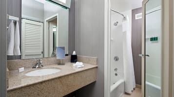 Combined shower/tub, free toiletries, hair dryer, towels