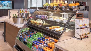 Phục vụ bữa sáng và bữa tối, món ăn kiểu Mỹ