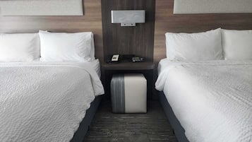Een bureau, een strijkplank/strijkijzer, gratis wifi, beddengoed
