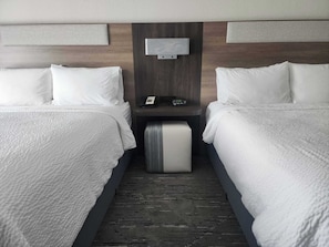 Desk, iron/ironing board, free WiFi, bed sheets - Holiday Inn Express Fredericksburg Southpoint by IHG (Fredericksburg)