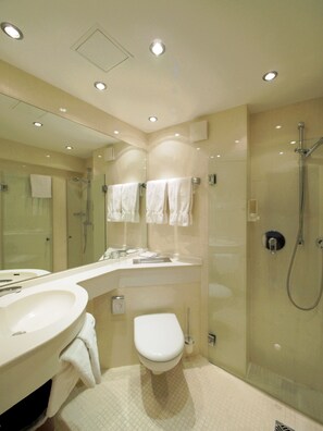 Hair dryer, slippers, towels - Hotel Kraft München (Munich)