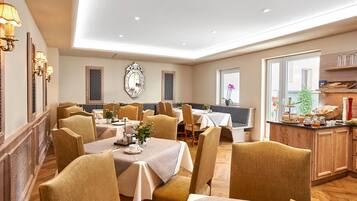 Café da manhã com buffet todos os dias (EUR 17.5 por pessoa)